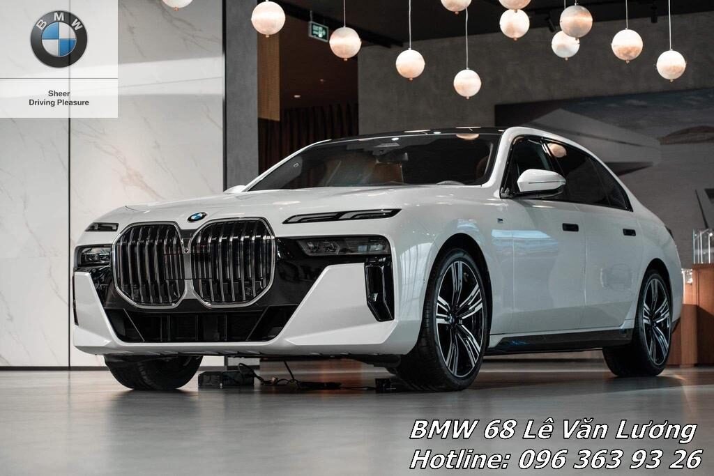 Hình ảnh đại lý BMW với các mẫu xe trưng bày, bao gồm cả BMW 430i Grand Coupe 2024