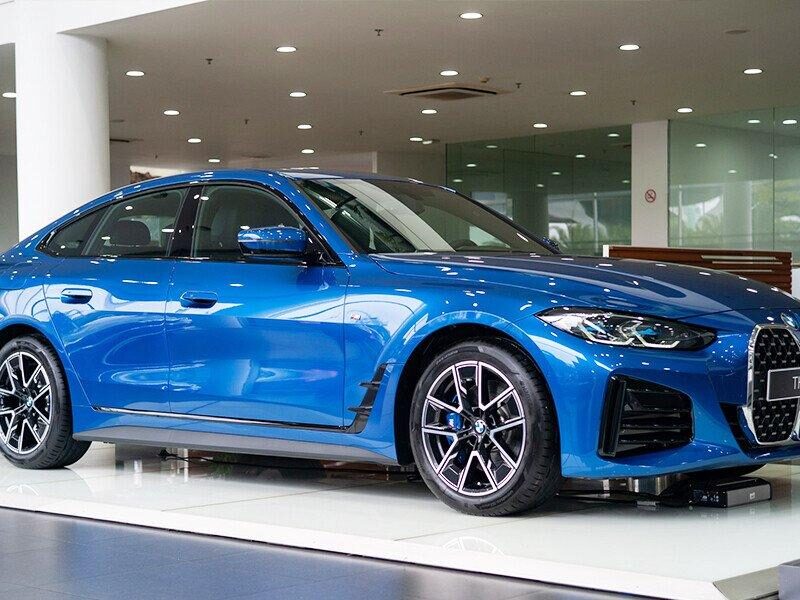 Nội thất sang trọng của BMW 430i Grand Coupe 2024 với ghế da, màn hình cảm ứng và bảng điều khiển