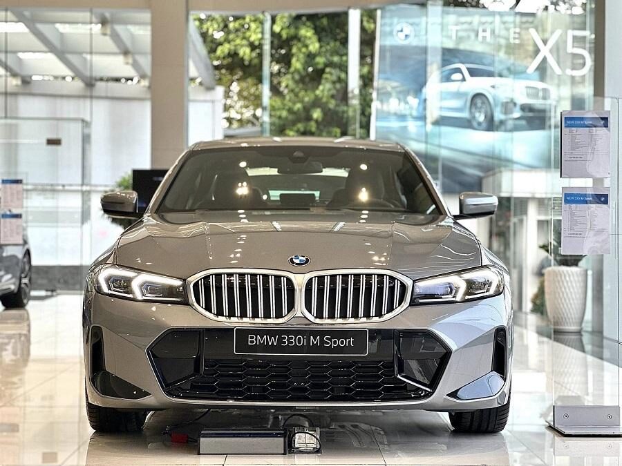 Hình ảnh chiếc BMW 730Li PE 2024 trên đường phố, thể hiện đẳng cấp và phong thái của người thành đạt