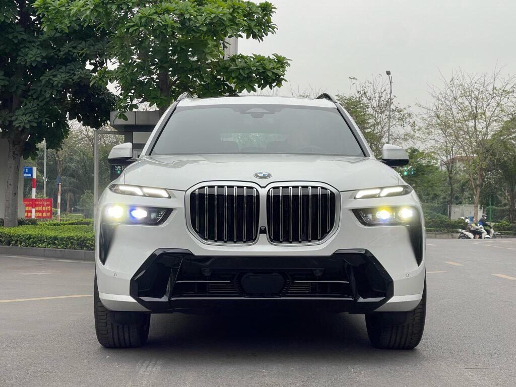 màn hình cong bmw x7 2023, giao diện iDrive 8 trực quan, sắc nét