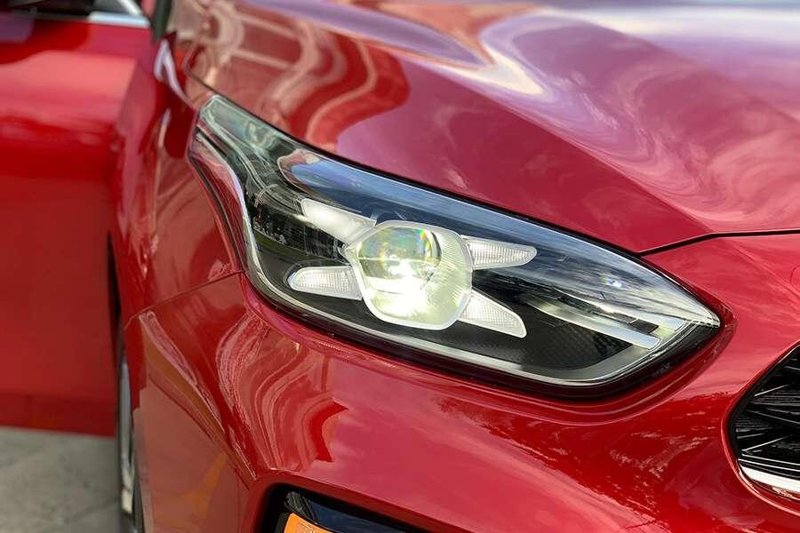 kia cerato 2020 màu trắng chụp chính diện ngoài trời