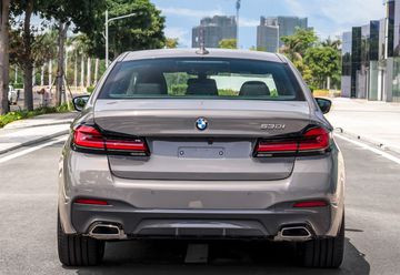 BMW 530i 2024 mang tính khí động học cao với đuôi xe được thiết kế kiểu vuốt thấp