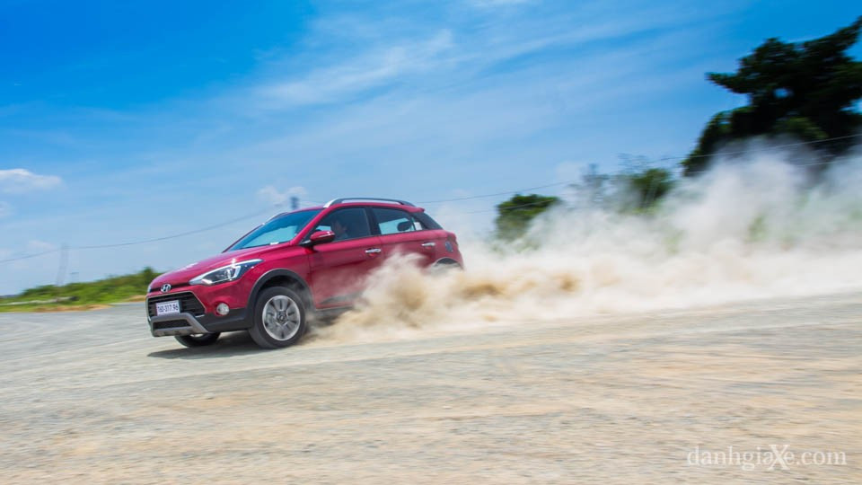 Cảm giác lái Hyundai i20 Active 2015