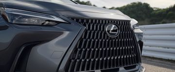 Camera trước ngay dưới logo của Lexus NX350h 2024