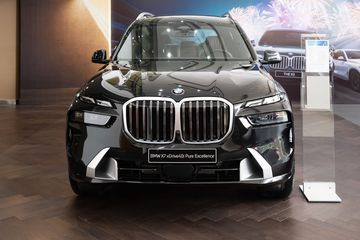 Đầu xe BMW X7 2023