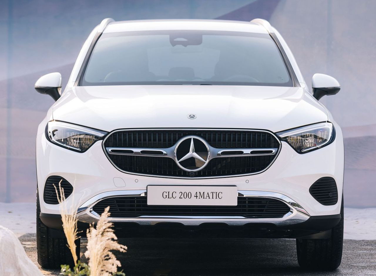 Đầu xe Mercedes GLC 200 2024 có thiết kế hoàn toàn mới với những đường nét sang trọng, thể thao và thanh thoát hơn
