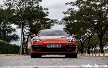 Đầu xe Porsche Panamera 2023