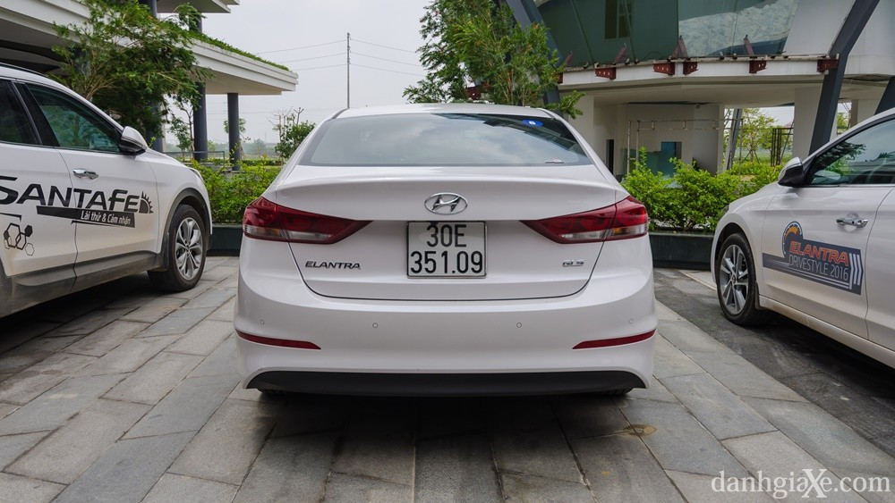 Đuôi xe Hyundai Elantra 2016