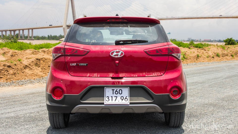 Đuôi xe Hyundai i20 Active 2015