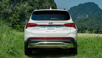 Đuôi xe Hyundai SantaFe 2024