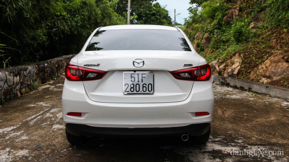 Đuôi xe Mazda 2 2015