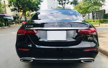 Đuôi xe Mercedes E200 Exclusive 2025 tương đồng với 2 phiên bản còn lại