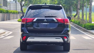 Đuôi xe Mitsubishi Outlander 2024