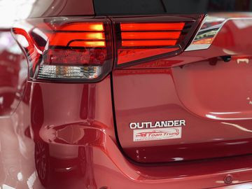 Đuôi xe Outlander 2023