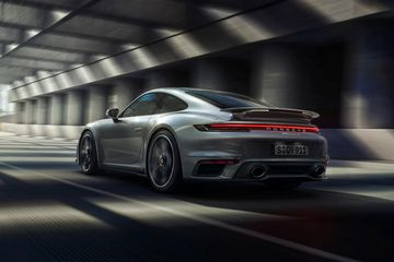 Đuôi xe Porsche 911 Turbo 2024 với cánh lướt gió nhằm tăng tính khí động học