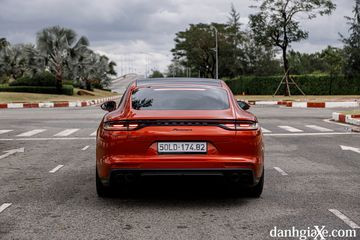 Đuôi xe Porsche Panamera 2023