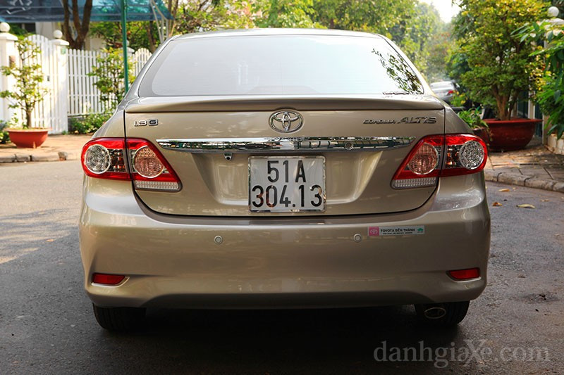 Đuôi xe Toyota Altis 2012