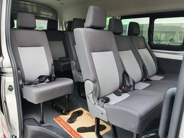 Hệ thống ghế ngồi trên Toyota Hiace 2023 đều được bọc nỉ dày dặn