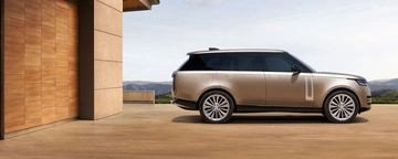 Hông xe Range Rover 2025 nổi bật với các chi tiết trụ và gương chiếu hậu sơn đen