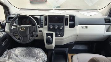 Khoang cabin của Toyota Hiace 2023 rộng rãi và tiện nghi