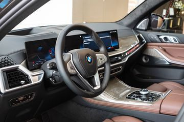 Khoang lái BMW X7 2023