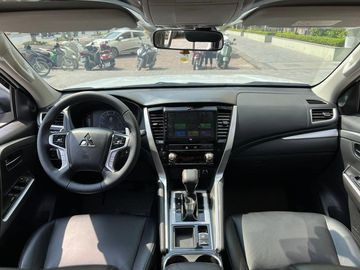 Khoang lái Pajero Sport 2023