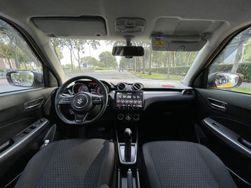 Khoang lái Suzuki Swift 2023