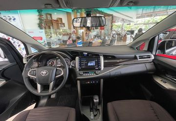 Khoang lái Toyota Innova 2023