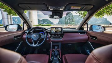 Khu vực taplo trên Toyota Corolla Cross 2023 hướng theo phong cách tối giản