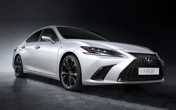 Lexus ES 250 F Sport 2024 thể hiện vẻ đẹp sang trọng và thể thao