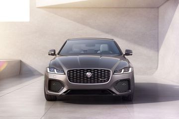 Lưới tản nhiệt và đèn pha nổi bật ở đầu xe Jaguar XF 2025