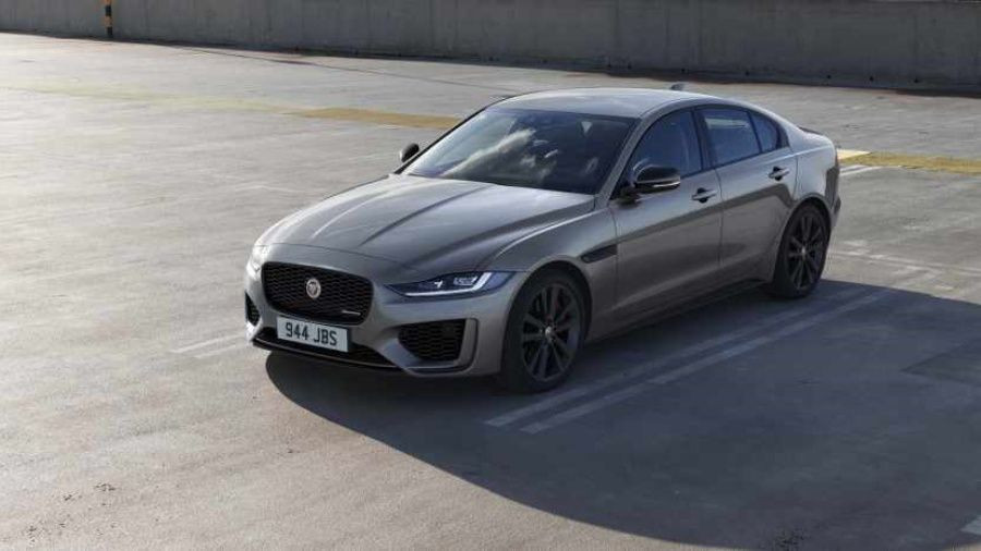 Màu bạc Jaguar XE 2024