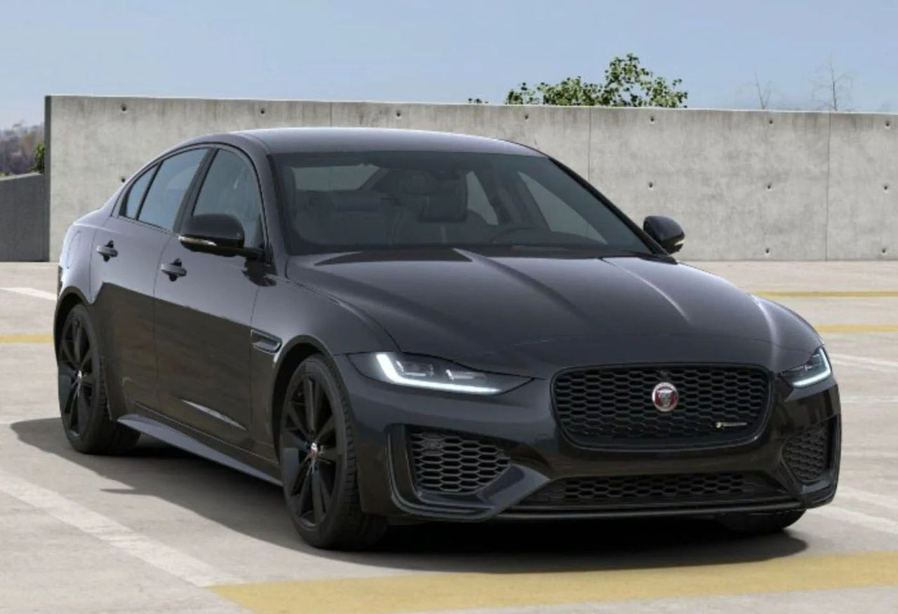 Màu đen Jaguar XE 2024