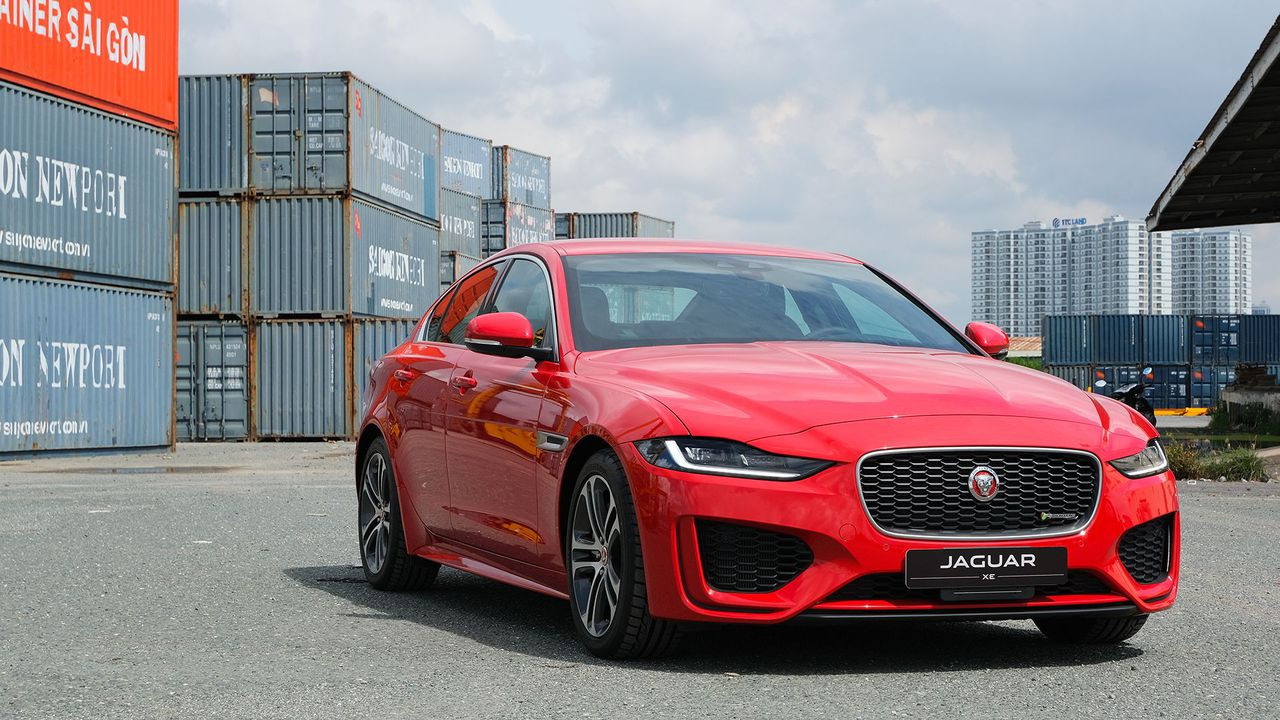 Màu đỏ Jaguar XE 2024