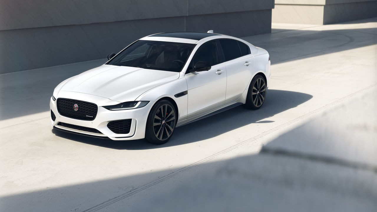 Màu trắng Jaguar XE 2024