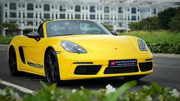 Nắp capo của Porsche 718 Boxster 2024 được uốn cong khá đẹp mắt