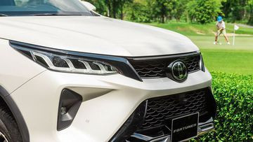 Phần cản trước của Fortuner Legender 2022 được thiết kế đẩy cao lên trên