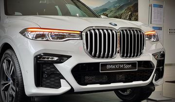 Phần đầu xe BMW X7 2024 M Sport trông khá hầm hố, hiện đại với bộ lưới tản nhiệt hình 2 quả thận kích cỡ lớn