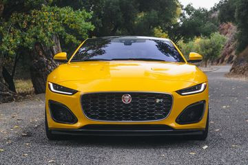 Phần đầu xe Jaguar F-Type 2024