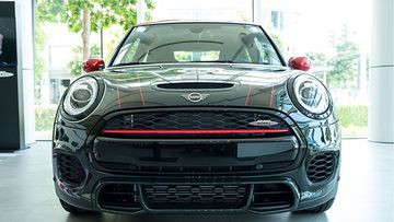 Phần đầu xe MINI Cooper 2024 nổi bật với các đường bo tròn mềm mại