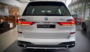 Phần đuôi của BMW X7 2024 M Sport sở hữu dáng vẻ mạnh mẽ, vuông vức đầy thu hút