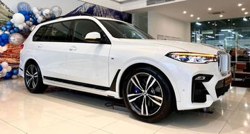 Thân xe BMW X7 2024 M Sport sắc nét, gọn gàng