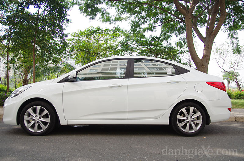 Thân xe Hyundai Accent 2012