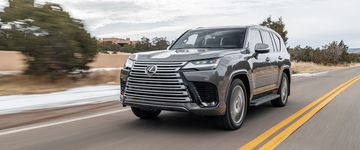 Thiết kế lưới tản nhiệt của Lexus LX600 VIP 2025