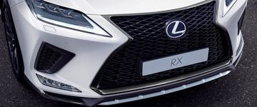 Thiết kế lưới tản nhiệt và hốc gió giúp đầu xe Lexus RX 300 F Sport 2025 đồng bộ hơn