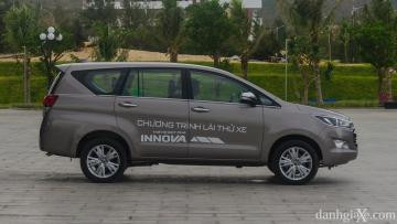 Toyota Innova Side