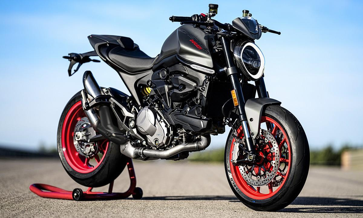 Phiên bản màu đen đặc trưng của Ducati Monster 2021