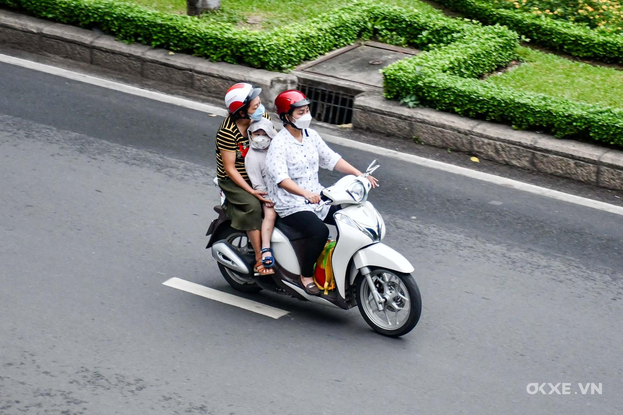 Trẻ nhỏ ngồi giữa hai người lớn